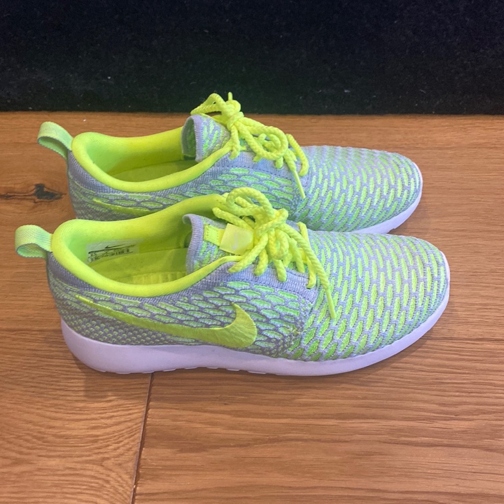 Nike flyknit roshe neon green